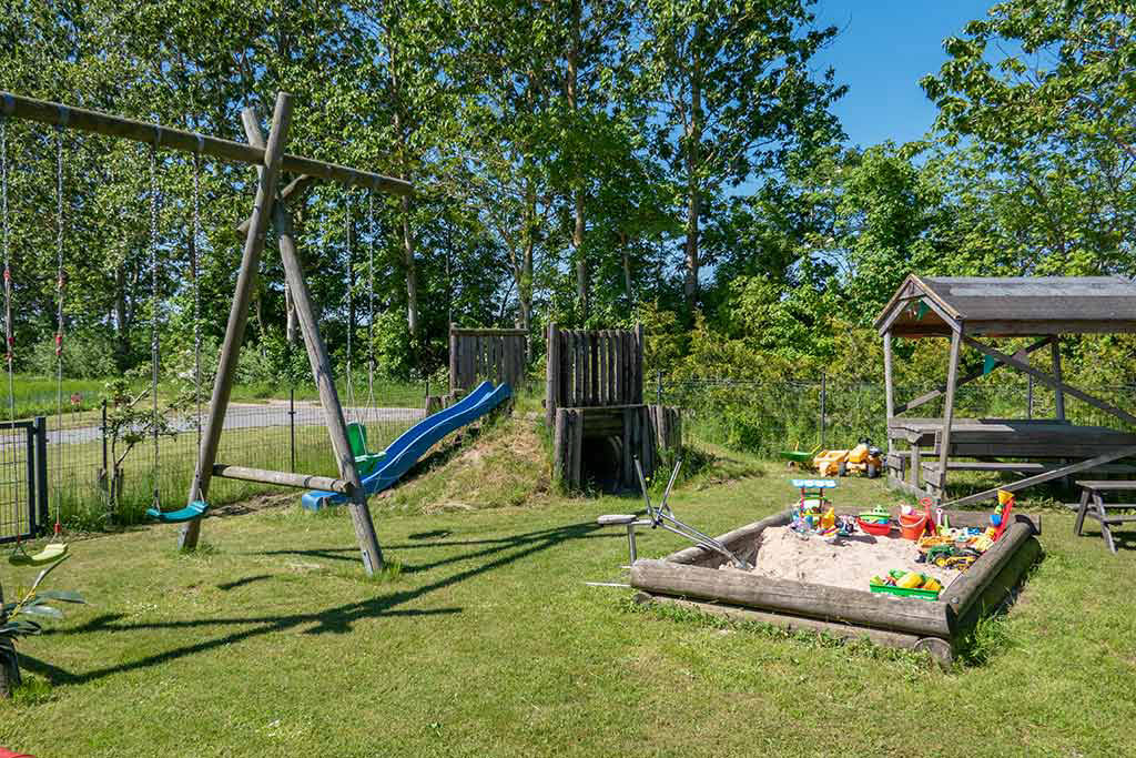 Der eingezäunter Kinderspielplatz